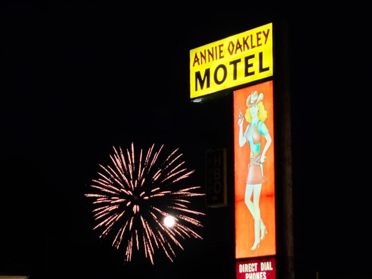 Annie Oakley Motel Oakley Exterior photo